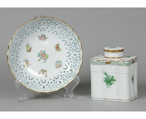 A lot of porcelain consisting of a tea caddy and a decorated basket. Herend, late 20th century.Diam.: 20 & 12 cm.