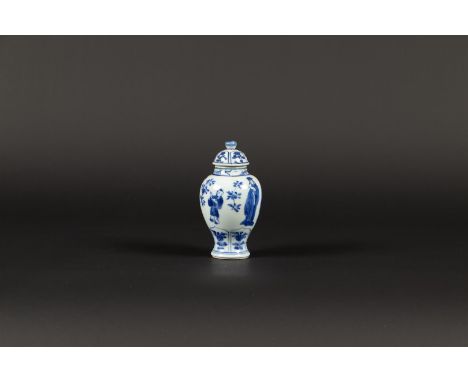 A porcelain lidded jar with moldings and crazy decor Jade marked. China, Kangxi.H.: 10 cm.