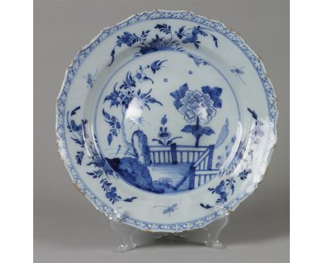 An earthenware dish with floral decor. Marked the Porcelyne axe. Delft 18th century.Diam.: 34,5 cm.