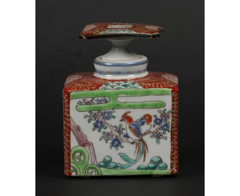 A porcelain tea caddy with Kutani decor. Japan, 19th century.H.: 13 cm.