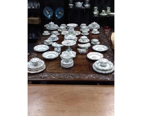 An extensive Copeland Spode dinner service to include a pair of tureens with covers, plates, side plates, cups and saucers, g