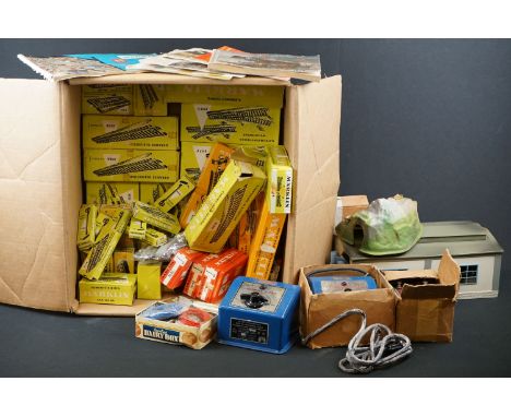 Collection of boxed and unboxed Marklin HO gauge model railways and accessories, to include various track featuring 5100, 510