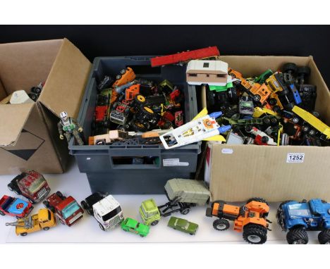 Quantity of mid to late 20c diecast &amp; plastic vehicles to include Dinky, Corgi, Matchbox, Jada, Britains, Tonka, Hot Whee