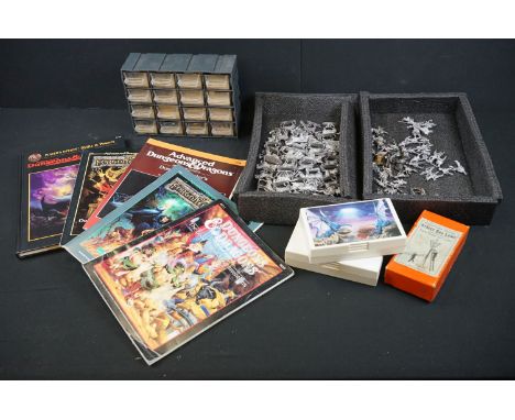 Collection of miniature metal war &amp; fantasy gaming metal figures to include painted &amp; unpainted examples plus a group