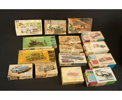 15 boxed plastic kits to include 6 x Airfix (3 x OO, RAF Recovery Set, 88mm.Gun, RAF Emergency Set, 3 x 32, 1933 Alfa Romeo, 