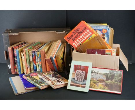 Quantity of vintage annuals to include Daily Mail Annuals, Mother Goose Nursey Rhymes etc plus a group of vintage jigsaw puzz