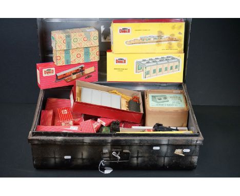 Quantity of boxed Hornby Dublo model railway to include 5005 Engine Shed Kit, 5085 Suburban Station Kit, 5030 Island Platform