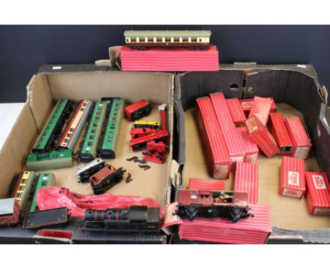 Collection of Hornby Dublo model railway to include 17 x boxed items of rolling stock featuring 2 x 4045 Corridor Coach, 4083