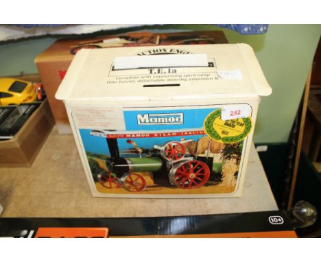 A Mamod painted metal steam engine (boxed)