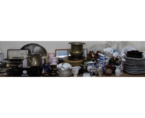 Assorted electroplated wares including entree dishes and covers, cased flatwares, loose flatwares, a Royal Albert Rainbow pat