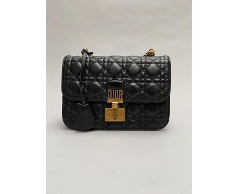 CHRISTIAN DIORSAC MISS DIOR en cuir matelassé noir, surpiqûres. Fermoir et bandoulière chaînette en métal doré. Dust Bag. Sig