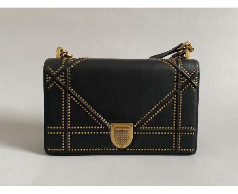 CHRISTIAN DIORSAC DIORAMA en cuir noir, clous et fermoir en métal doré.Dust bag. Parfait état 25 x 16 x 9 cm environ