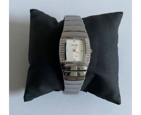 RADOMontre bracelet de femme acier, modèle SINTRA Jubilé. Cadran rond fond nacré serti de 4 brillants et double rangé transve