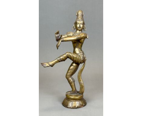 Bronzefigur. Dakini. Tibet. 20. Jahrhundert.Circa 46 cm hoch. Bronze. Darstellung einer auf ihrem linken Bein tanzenden Dakin