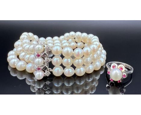 Schmuckset. 3-reihiges Perlenarmband und Damenring. 585 Weißgold mit kleinen Rubinen.1x Ring in Blumenform: Circa 5,2 Gramm G