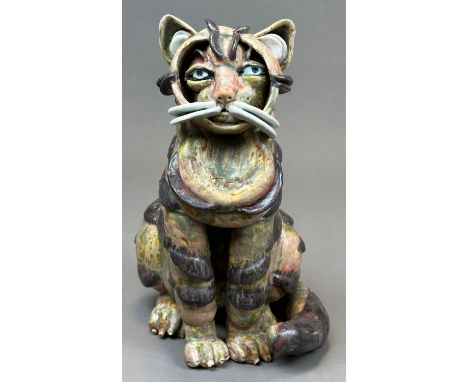 Beate KUHN (1927 - 2015). Sitzende Katze. Wohl um 2000.Circa 22,8 cm. Porzellan. Keramik. Polychrom bemalt. Sitzende Katze mi