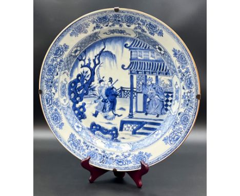 Antiker Wandteller. China. "Dong Zhuo im Phönix Pavillon". Kangxi Periode.Circa 37 cm im Durchmesser. Porzellan. Blau-weißer 