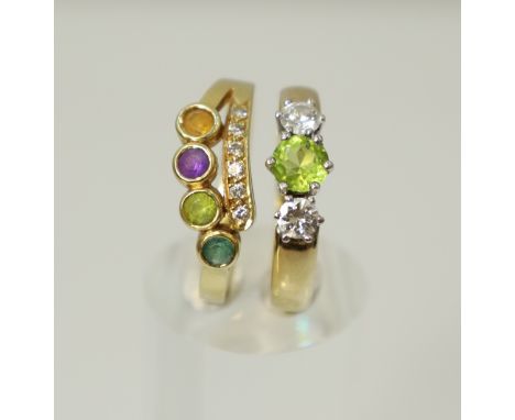 2 Damenringe. 585 / 750 Gelbgold mit bunten Farbsteinen und Diamanten.Circa 7,6 Gramm Gesamtgewicht. 1x Ring besetzt mit 2 Di