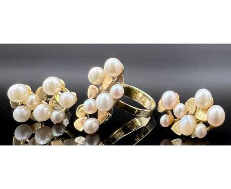 Schmuckset. 585 Gelbgold mit Perlenbesatz. Damenring und Paar Ohrstecker.Circa 9,4 Gramm Gesamtgewicht. Perlen bis circa 4 mm