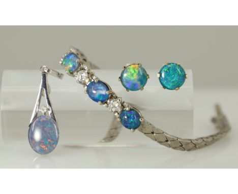 Schmuckset. Armband mit Opal Cabochons und 2 Diamanten. Ohrstecker und Anhänger. 585 Gold.Circa 13,47 Gramm Gesamtgewicht. 1x