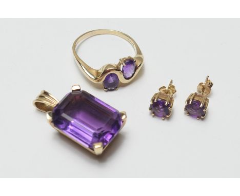 Amethyst parure in 9ct gold, comprising a step cut amethyst pendant, the stone approx. 20mm x 14mm, with loop for suspension,