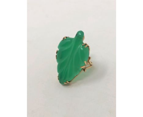 A gold mounted jade ring, size Q1/2