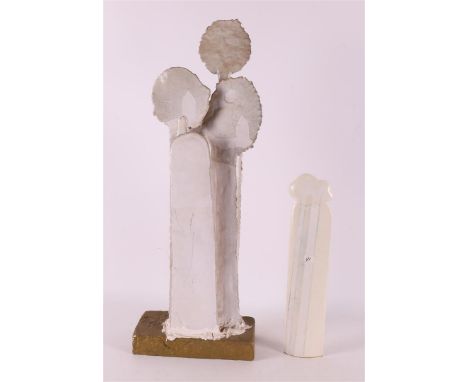 Hooft, Marja C. (Amsterdam 1946) "Untitled", ceramic object on base, h 59 cm. Hereby a separate copy, h 32.5 cm.