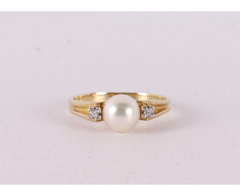 A 14 kt 585/1000 yellow gold ring set with a pearl and two brilliants, gross weight 3.5 grams, ring size Ø 18 mm.