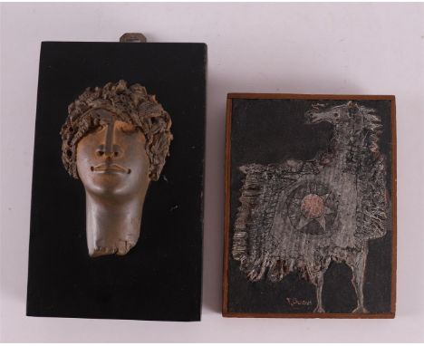 Boons, Theo (1926-2013) 'Armored horse', ceramic relief, signed m.o, h 16 x w 12 cm. Comes with a ceramic mask, tot. 2x.