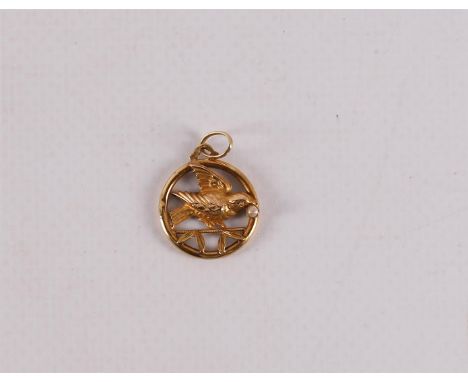 An 18 kt 750/1000 gold pendant with decoration of a bird on a branch and a pearl, early 20th century.