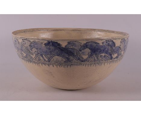 Dulmen, von Krumpelmann, Lydeke (Groningen 1952) Round bowl with galloping horses on the rim, ceramic object, 2007, signed on