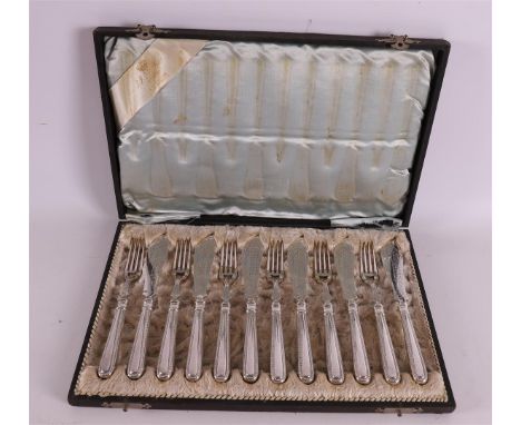 A 2nd grade 835/1000 twelve-piece silver fish cutlery with round fillet pearl rim in cassette, date letter 1891. Master's mar