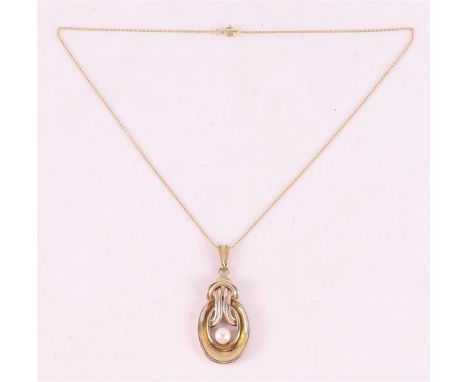 A gold-plated silver pendant with pearl on a 14 kt 585/1000 gold necklace (2.4 grams).