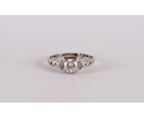 A 14 kt 585/1000 white gold Art Deco ring, ca. 1920. Set with brilliant-cut diamonds of approx. 0.5 ct, two smaller ones on t