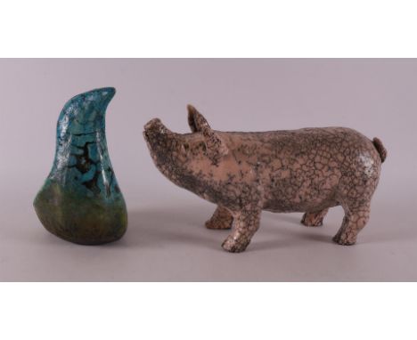 Scheuerman, Gonny "Bird", ceramic sculpture, signed on the bottom and 1998, h 17 cm. Hereby pig, h 13 x l 27 cm, tot. 2x.