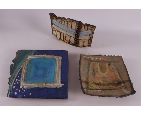 Chatenier, du Erik (1950) Ceramic object (flake), h 13 x w 22 cm. Includes two ceramic bowls, total 3x.