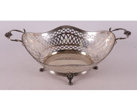 A 2nd grade 835/1000 silver boat-shaped basket with pearl rim on horizontal ears, resting on claw feet, date letter 1981. Mas