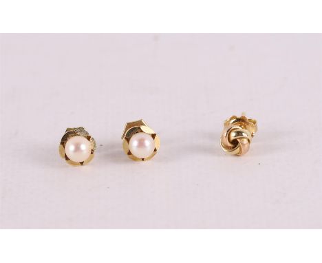 A 14 kt 585/1000 yellow gold stud earring with Turkish knot, 0.9 grams. Hereby two 14 kt gold stud earrings with pearl, tot. 