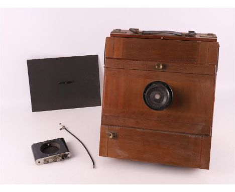 A wooden plate camera with bellows mechanism, circa 1900, h 32 x w 28.5 cm.