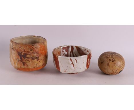 Dielen, Martina (*) A ceramic bowl, h 7 x Ø 12.5 cm. Hereby another bowl and a spherical object, tot. 3x.