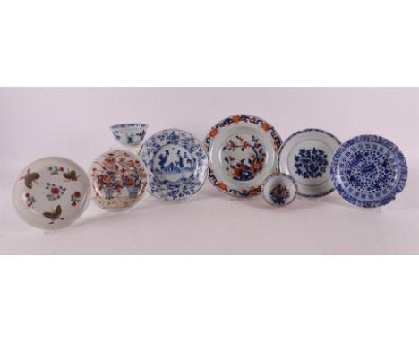A lot of various porcelain cups and saucers, China, 18th/19th century, up to 8x (damaged).