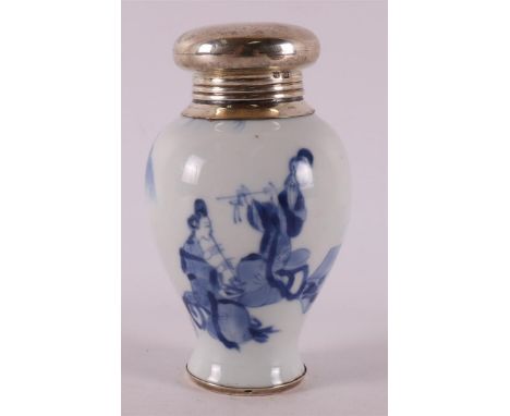 A blue and white porcelain tea caddy with 2nd grade 835/1000 silver lid, China, Kangxi, circa 1700. Blue underglaze decoratio
