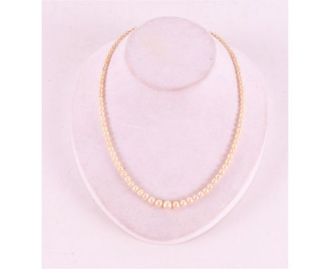 A pearl necklace with 2nd grade 835/1000 silver clasp, set with pearl, length 45 cm.