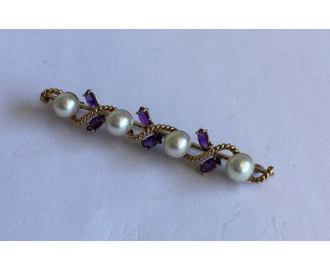 A heavy 14 carat amethyst and pearl brooch. Approx. 11 grams. Est. £150 - £200.