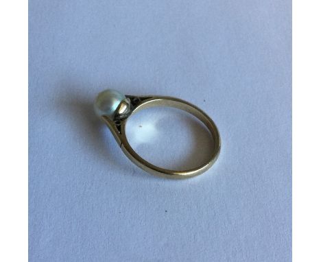 A 9 carat pearl single stone ring. Approx. 2 grams. Est. £20 - £30.