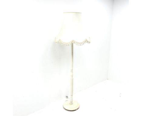 Vintage white painted standard lamp (H147cm) with shade - Condition Report 