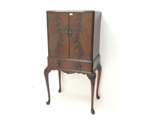 Reproduction figured mahogany cocktail cabinet, two figured doors enclosing mirrored interior with slide and shelf, fitted wi