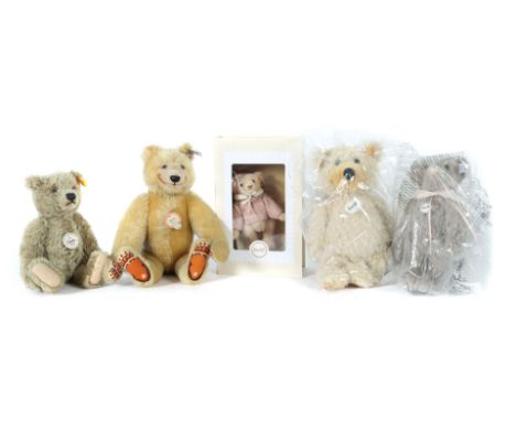 5 TeddybärenSteiff, ca. 1990/2000er Jahre, 1 x Teddy "Event 2020", Nr. 421624, H: 22 cm, in org. Folie verschweißt; 1 x Schle
