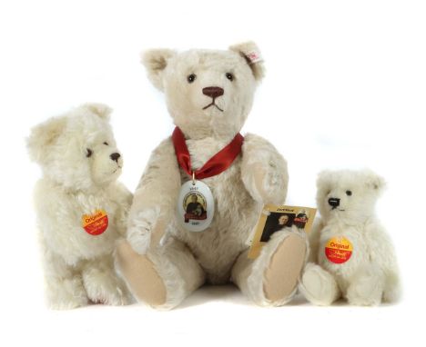 3 weiße TeddybärenSteiff, 1990/2000er Jahre, 1 x Jubiläums-Teddy, Nr. 670152, limitiert Nr. 00034, Knopf/Fahne, Etiketten, Po