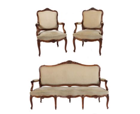 Sofa und zwei Sessel im Rokokostil20. Jh., Buche, Dreisitzersofa mit 4 Frontbeinen, mouluriertem Gestell mit halbplastischen 